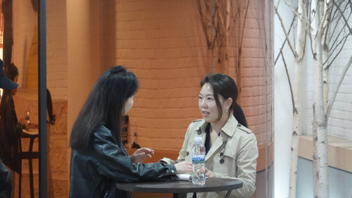 참가자의 궁금증을 해결해주고 있는 정유정 대표